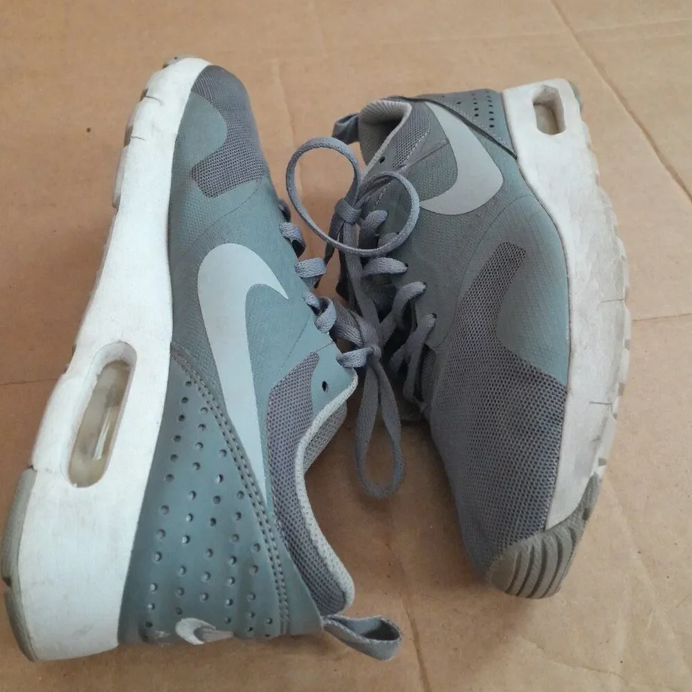Nike Women’s Air Max Tavas 814443-002 Gray Running Shoes Sneakers Size 5.5